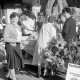 Archiv der Region Hannover, ARH Slg. Weber 02-132/0009, Frauen an einem Infostand des Niedersächsischen Landvolks auf einem Erntedankfest, Gehrden