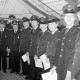 Archiv der Region Hannover, ARH Slg. Weber 02-132/0020, Gruppenfoto mit Mitgliedern der Feuerwehr Gehrden nach einer Urkundenübergabe in einem Festzelt