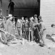 Archiv der Region Hannover, ARH Slg. Weber 02-133/0002, Mitglieder der Feuerwehr bei Bauarbeiten vor einem Feuerwehrhaus Am Dorfbrunnen, Everloh