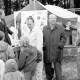 Archiv der Region Hannover, ARH Slg. Weber 02-133/0003, V.l. Landrat Jürgen Bauermeister?, N.N., Bürgermeister Gerhard Oberkönig und Ortsbürgermeister Heinz Hohmann beim Kinderfest auf dem Festplatz an der Grotte, Redderse 
