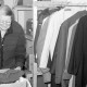 Archiv der Region Hannover, ARH Slg. Weber 02-133/0010, Gertrud Mende vom DRK-Ortsverein in der DRK-Kleiderkammer, Gehrden
