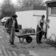 Archiv der Region Hannover, ARH Slg. Weber 02-133/0012, Zwei Männer verteilen Beton vor einem Fahrradständer am Freibad am Bröhnweg, Wennigsen