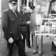 Archiv der Region Hannover, ARH Slg. Weber 02-133/0014, V.l. Ortsbrandmeister Friedrich Rascher (Ditterke), Ortsbrandmeister Günter Baumgarten (Leveste), Zugführer Werner König (Gehrden), N.N. und N. N. bei einer Fahrzeugschau vor dem Feuerwehrhaus Leveste