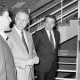 Archiv der Region Hannover, ARH Slg. Weber 02-133/0020, V.l. Maler und Kunstpädagoge am Matthias-Claudius-Gymnasium Wolfgang Mattstedt, Ministerpräsident Ernst Albrecht, Reinhard Schunke (CDU Gehrden) vor Gemälden bei einer Kunstausstellung, Gehrden