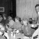 ARH Slg. Weber 02-134/0017, Gehrdens Stadtdirektor Hans Bildhauer schenkt älteren Frauen Kaffee aus