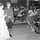 Archiv der Region Hannover, ARH Slg. Weber 02-134/0019, Hochzeitspaare tanzen mit Begleitung durch das Blasorchester "Die Original Calenberger" vor Publikum in der Sporthalle Lange Feldstraße, Gehrden