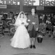 Archiv der Region Hannover, ARH Slg. Weber 02-134/0020, Hochzeitspaare tanzen mit Begleitung durch das Blasorchester "Die Original Calenberger" vor Publikum in der Sporthalle Lange Feldstraße, Gehrden