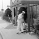 ARH Slg. Weber 02-135/0001, Bau einer Bushaltestelle an der Lange Feldstraße, im Hintergrund die Kreuzung mit der Schulstraße, Gehrden