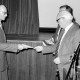 Archiv der Region Hannover, ARH Slg. Weber 02-135/0013, Gehrdens Bürgermeister Helmut Oberheide und weitere Männer vor einer Bühne