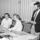 Archiv der Region Hannover, ARH Slg. Weber 02-136/0009, V.l. N.N. und und Heinz Mensing von EDV Rath&Mensing an einem Computer zur Vorführung von CAD-Anwendungen mit Reiner Rath (stehend)