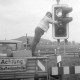 ARH Slg. Weber 02-136/0011, Ein Mann bei der Reparatur einer Ampel an der Kreuzung der Nordstraße Richtung Everloh/Leveste, Gehrden