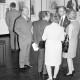 Archiv der Region Hannover, ARH Slg. Weber 02-137/0004, Gehrdens Bürgermeister Gerhard Oberkönig (links) mit weiteren Personen auf einer Kunstausstellung in der Festhalle Am Castrum, Gehrden