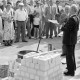 Archiv der Region Hannover, ARH Slg. Weber 02-137/0006, V.r. Gehrdens Bürgermeister Helmut Oberheide und ein weiterer Mann bei einer Grundsteinlegung?