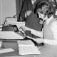 ARH Slg. Weber 02-137/0010, Stadtkämmerer Heinrich Lunghus und Mitarbeiterin Heike Damitz an einer Rechenmaschine, Gehrden