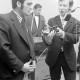 Archiv der Region Hannover, ARH Slg. Weber 02-138/0014, Zwei Männer bei der Überreichung einer Standuhr?