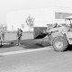 Archiv der Region Hannover, ARH Slg. Weber 02-139/0001, Bau der Lange Feldstraße, im Hintergrund die Sporthalle, Gehrden