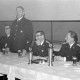 Archiv der Region Hannover, ARH Slg. Weber 02-139/0017, Ein Mann hält eine Rede bei einer Feier mit einer Siegerehrung
