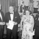 Archiv der Region Hannover, ARH Slg. Weber 02-140/0003, Überreichung von Urkunden an ein Ehepaar?