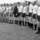 Archiv der Region Hannover, ARH Slg. Weber 02-140/0009, Zwei aufgereihte Männer-Fußballmannschaften und ein Schiedsrichter auf dem Sportplatz des MTV Lemmie zwischen Lemmie und Sorsum