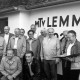 Archiv der Region Hannover, ARH Slg. Weber 02-140/0017, Gruppenfoto vor dem Sportheim des MTV Lemmie