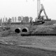 Archiv der Region Hannover, ARH Slg. Weber 02-141/0004, Verlegung von Rohren unter einem Feld