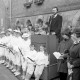 Archiv der Region Hannover, ARH Slg. Weber 02-142/0014, Lyra-Feier am Vorabend zum 1. Mai mit Pastor Steffens von der Margarethengemeinde vor dem alten Pastorenhaus in der Kirchstraße mit Lyra-Tafel, Gehrden