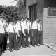 Archiv der Region Hannover, ARH Slg. Weber 02-142/0017, Gruppenfoto der Feuerwehr neben dem Feuerwehrgebäude, Everloh