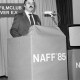 Archiv der Region Hannover, ARH Slg. Weber 02-143/0005, Ein Mann hält an einem Podium eine Rede bei einem Treffen des Schmalfilmclubs Hannover e.V.