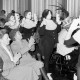 Archiv der Region Hannover, ARH Slg. Weber 02-144/0002, Aufritt einer verkleideten Frauengruppe bei einer Karnevalsveranstaltung