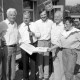 Archiv der Region Hannover, ARH Slg. Weber 02-144/0011, Sportverein SV Gehrden, Paul Ochner und der frühere Vereinsvorsitzende Hermann Unselt bekommen eine Dokumentation überreicht, Gehrden