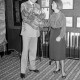 ARH Slg. Weber 02-145/0003, Bankdirektor Hans-Jürgen Anacker bei Überreichung eines Blumenstrauß bei einer Ausstellung in der Filiale der Dresdner Bank, Dammstraße, Gehrden