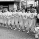 Archiv der Region Hannover, ARH Slg. Weber 02-145/0004, Edeltraud Schultz (rechts) vom Sportverein Gehrden hält mit ihrer Tanz- und Gymnastikgruppe und dem Bürgermeister Helmut Oberheide Schilder für die Autoschau hoch, Gehrden