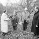 ARH Slg. Weber 02-146/0013, Gehrdens Bürgermeister Heinrich Berkefeld gratuliert bei Übergabe der Nutzungsurkunde für den Naturerlebnisgarten am Ziegeleiweg, Gehrden