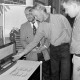 Archiv der Region Hannover, ARH Slg. Weber 02-146/0014, Drei Personen an einem Radio bei einer Ausstellung