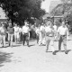ARH Slg. Weber 02-147/0002, Landrat Eberhard Wicke (vorn, zweiter von rechts) mit Mitgliedern des Kreistages des Landkreises Hannover und Vertreter der Landwirtschaft auf dem Garben-Hof, Ditterke 