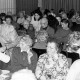 Archiv der Region Hannover, ARH Slg. Weber 02-147/0006, Personen auf einer Weihnachtsfeier?