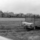 ARH Slg. Weber 02-147/0013, Blick über ein Feld vom Ziegeleiweg auf die Bebauung am Ostrand der Ortschaft, Leveste