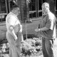 Archiv der Region Hannover, ARH Slg. Weber 02-148/0001, Zwei Männer beim Aufbau eines Wasserhahns