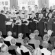 Archiv der Region Hannover, ARH Slg. Weber 02-148/0004, Auftritt des Burgbergchors mit Chorleiter Wolfgang Behrens in der Festhalle Am Castrum, Gehrden