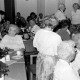Archiv der Region Hannover, ARH Slg. Weber 02-148/0008, Ältere Personen bei Kaffee und Kuchen