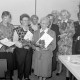 Archiv der Region Hannover, ARH Slg. Weber 02-150/0001, Urkundenverleihung an Frauen des DRK