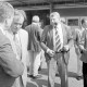ARH Slg. Weber 02-150/0005, Eine Gruppe von Politikern vor einem Gebäude mit Förderungsbändern