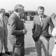 Archiv der Region Hannover, ARH Slg. Weber 02-150/0006, Eine Gruppe von Männern vor Paletten und Baumstämmen