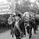 Archiv der Region Hannover, ARH Slg. Weber 02-150/0014, Das Blasorchester "Original Calenberger" bei einem Festumzug